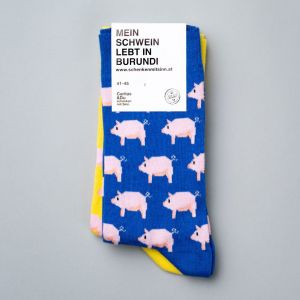 Topansicht Schweinchensocken in blau und gelb