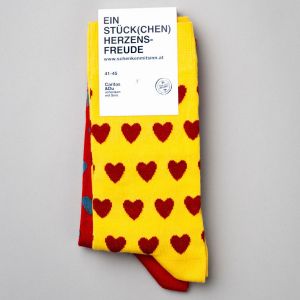 Topansicht Caritas Schenken mit Sinn Herzsocken Doppelpack in gelb und rot