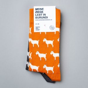 Ziegensocken im Doppelpack in Orange. Das ideale Begleitgeschenk für eine Ziege. Schenken mit Sinn im Caritasshop.