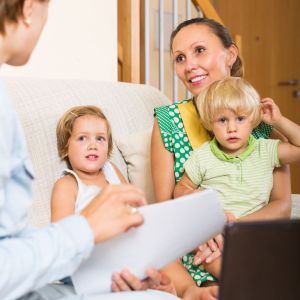 Familie in Beratung in einer Notlage
Image by bearfotos on freepik