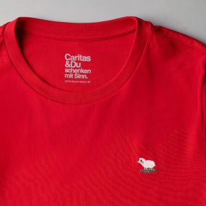 Stickshirts Schaf Rot mit Logo im Kragen und Stickemblem halbnahe Aufnahme