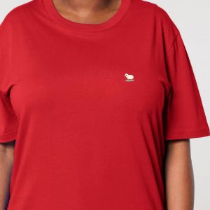 Abbildung Stickshirt Schaf Damen in Farbe rot mit Modell im Caritas Shop Schenken mit Sinn