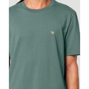 Abbildung Stickshirt Ziege Herren in Farbe green bay mit Modell im Caritas Shop Schenken mit Sinn
