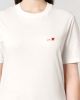 Abbildung Stickshirt großes Herz Damen in Farbe weiß mit Modell im Caritas Shop Schenken mit Sinn