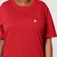 Abbildung Stickshirt Schaf Damen in Farbe rot mit Modell im Caritas Shop Schenken mit Sinn