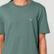 Abbildung Stickshirt Ziege Herren in Farbe green bay mit Modell im Caritas Shop Schenken mit Sinn