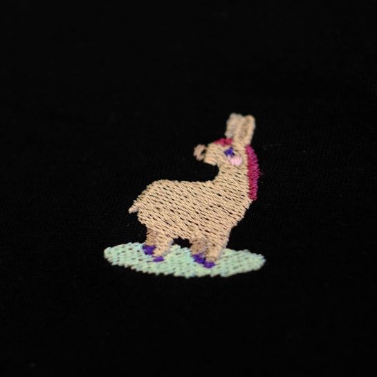 Auf Shirt gesticktes Esel Stickemblem in Nahaufnahme auf schwarzem Shirt