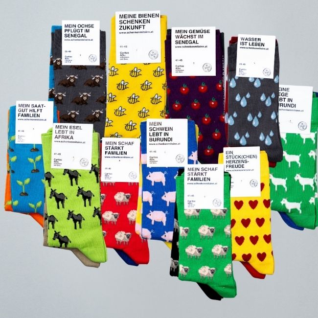 Viele bunte Socken aus dem Schenken mit Sinn Shop der Caritas zum Dazuschenken zum Spendengeschenk