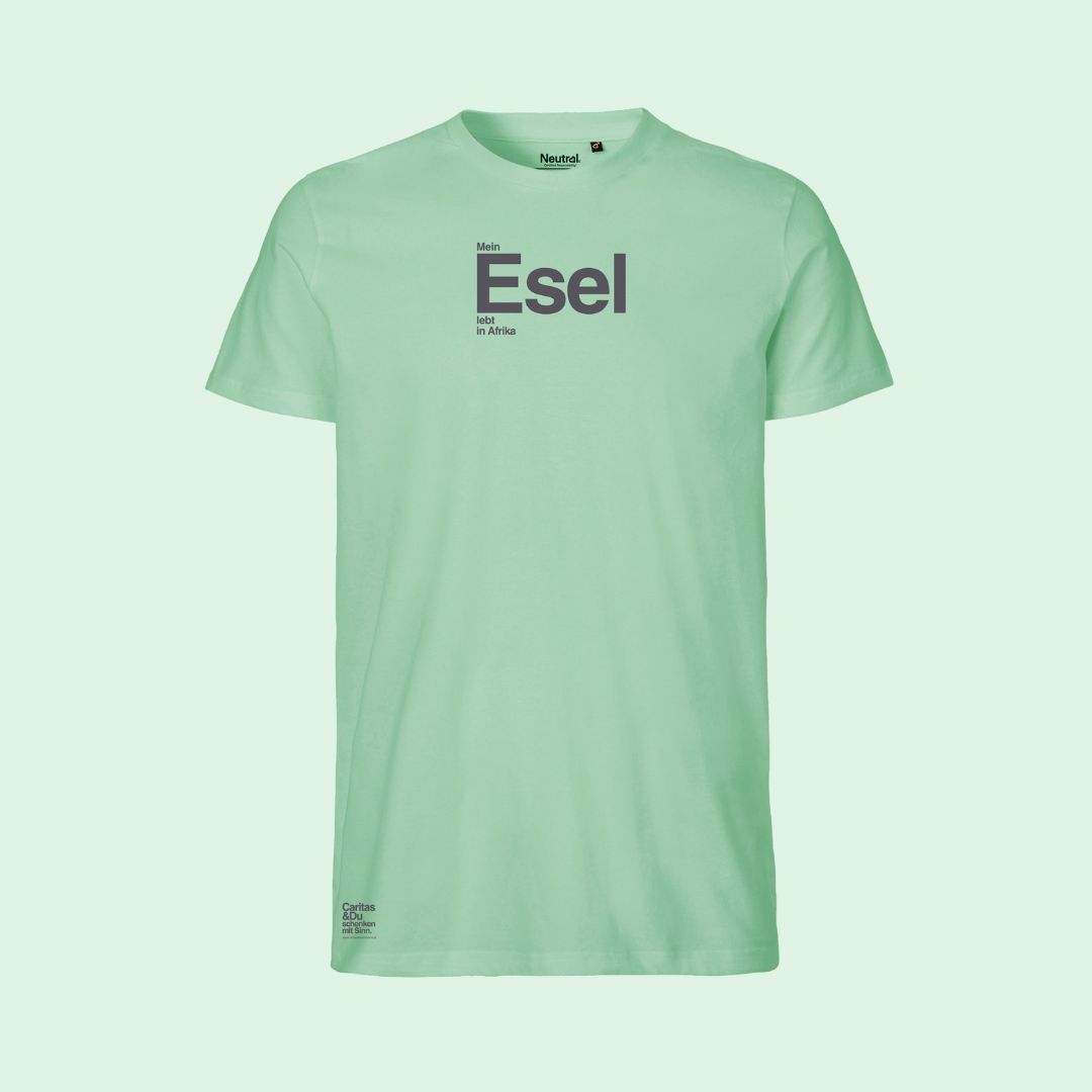 Schwarzes T-Shirt. mit Ziegen Stickerei hängt auf einem Kleiderbügel