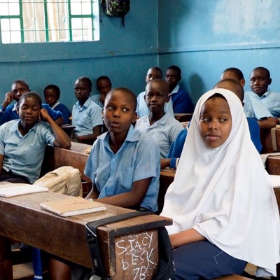 Afrikanische Schulkinder sitzen in der Schule