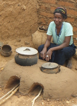 Afrikanische Frau kocht auf einer Feuerstelle