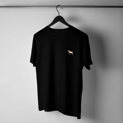 Schwarzes T-Shirt. mit Ziegen Stickerei hängt auf einem Kleiderbügel